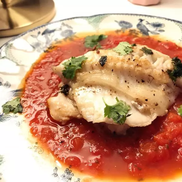 番茄浓汁浸渍油煎海鲈鱼