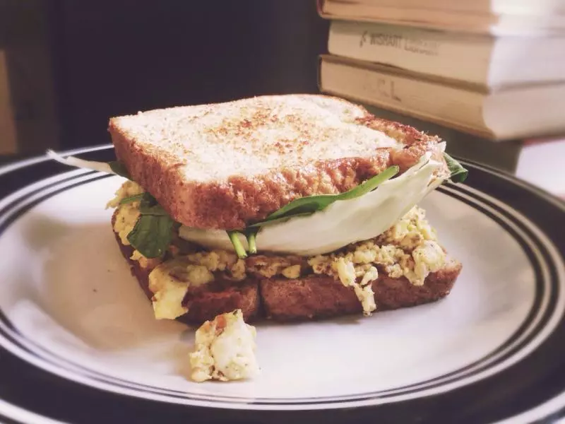 scrambled egg三明治夹卷心菜和菠菜
