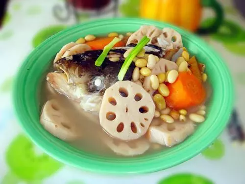 莲藕黄豆鱼头汤