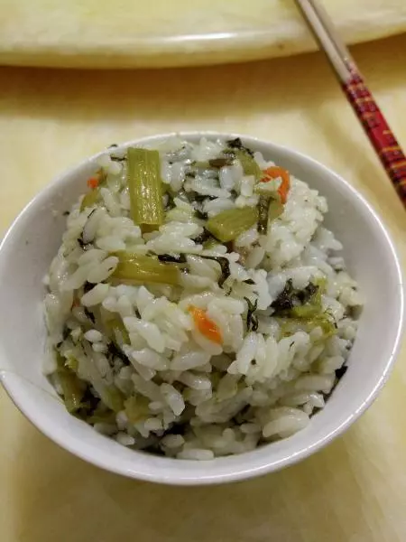 胡萝卜香菇茼蒿菜电饭锅焖饭