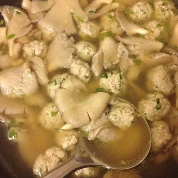 蘑菇香菜丸子汤