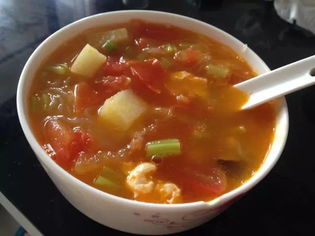 西红柿土豆芹菜粉丝蛋汤