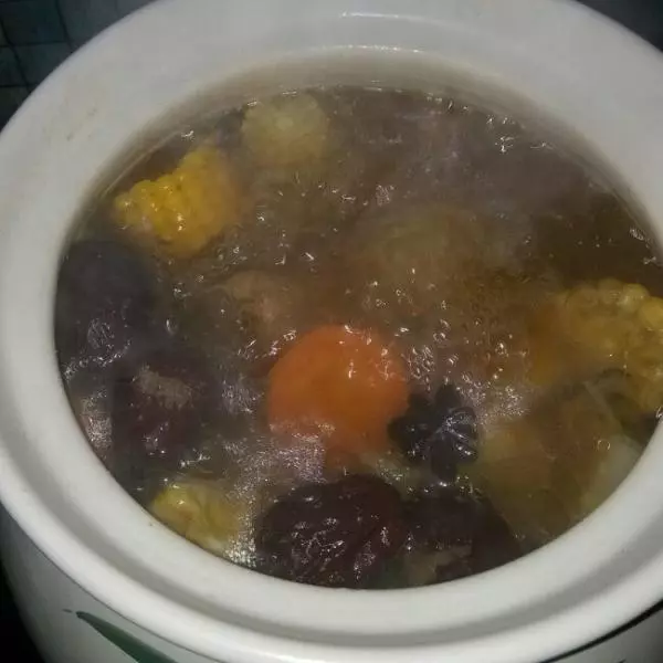 玉米红萝卜砂锅大骨汤