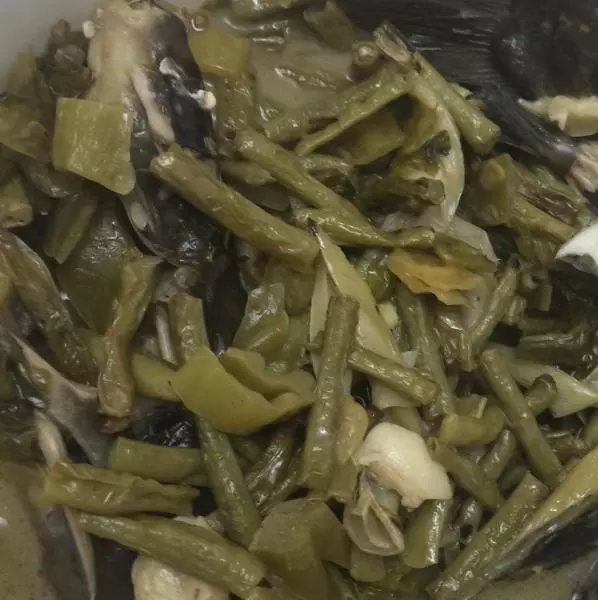 酸菜豆角烩黄骨鱼