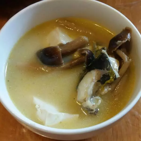 黄骨鱼豆腐茶树菇汤!