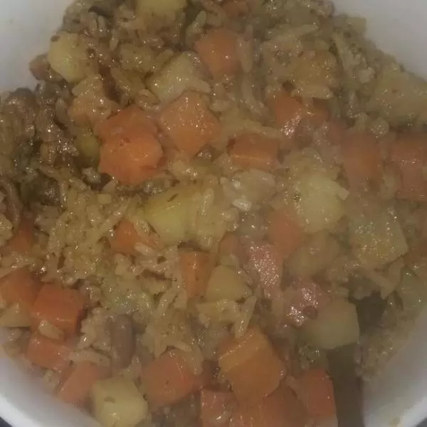 电饭锅土豆胡萝卜肉丝焖饭