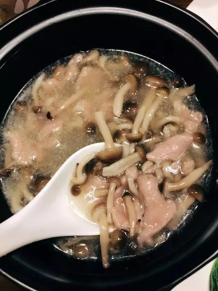 蟹味菇肉片汤