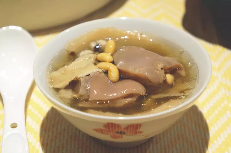 黄豆芡实淮山猪蹄汤