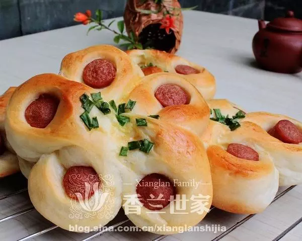 [香兰世家]面包诱惑--花朵般的香葱肉肠面包