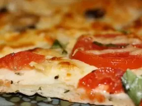 西红柿罗勒披萨