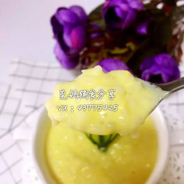 辅食：奶香蛋黄粥