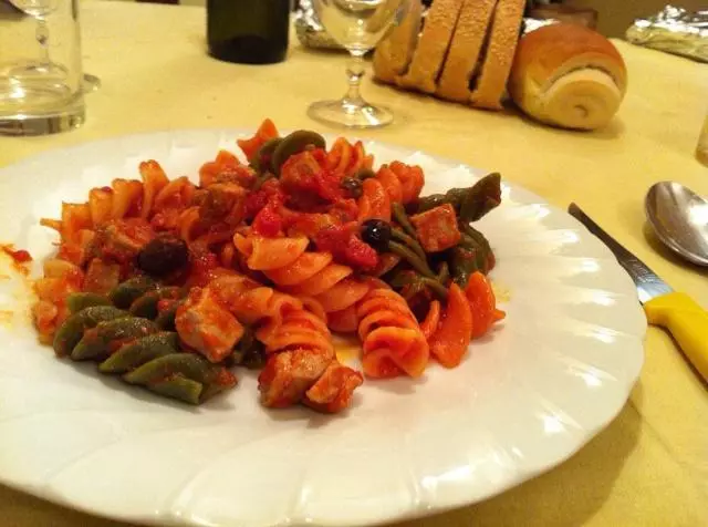 la pasta al tonno con pomodori e olive 金槍魚橄欖西紅柿意面