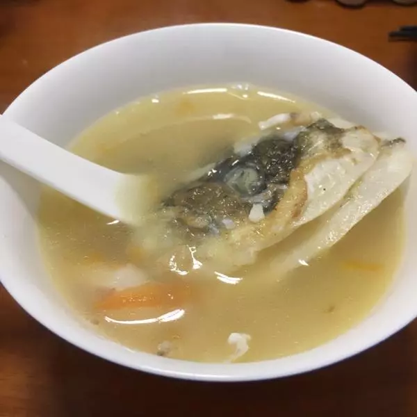 奶白鲜甜鱼头汤