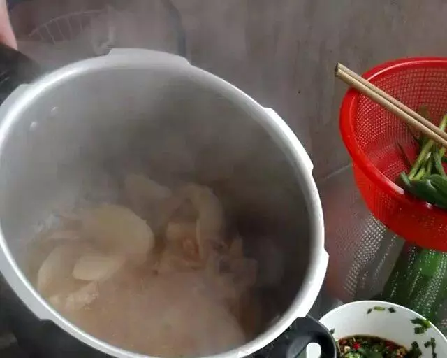 鱿鱼萝卜煲排骨汤