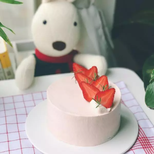 粉色草莓戚風蛋糕