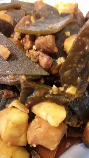 红烧肉炖海带土豆