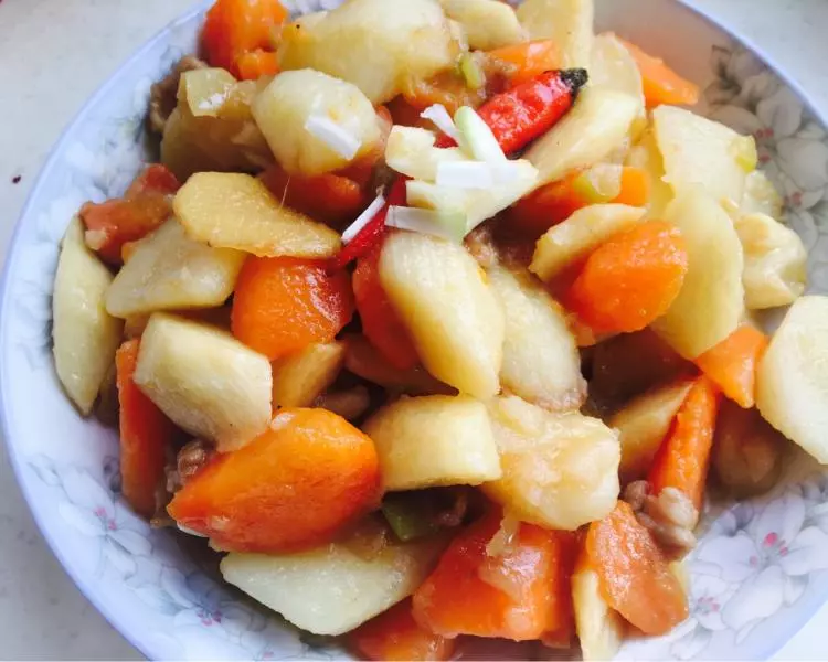 胡萝卜土豆茭白烧肉