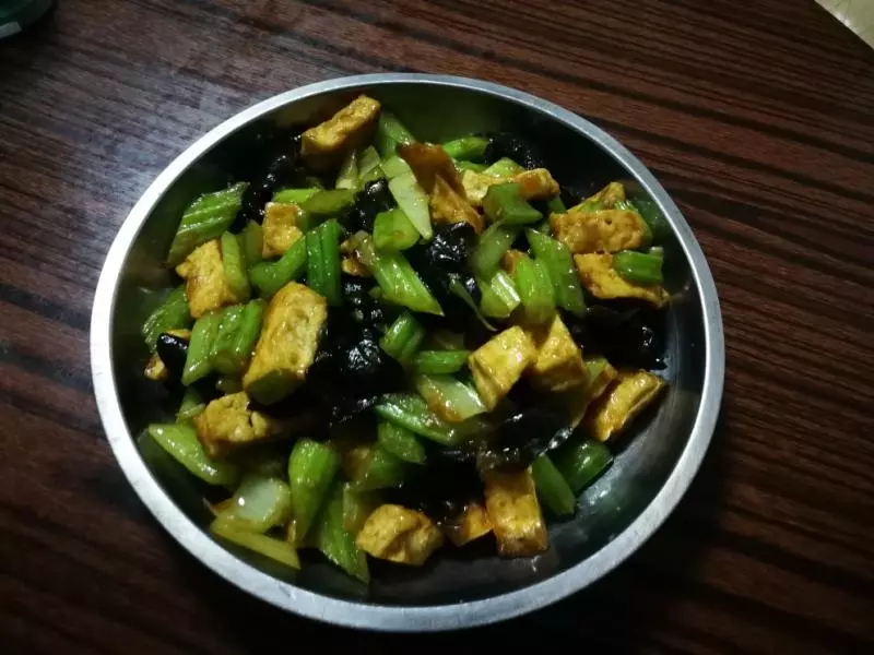 木耳芹菜炒豆腐
