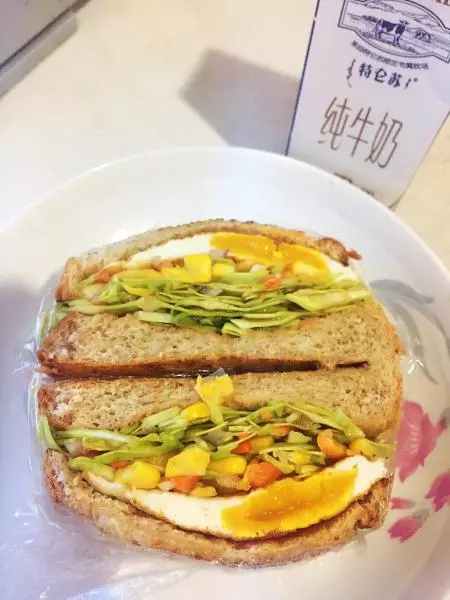蔬菜鸡蛋三明治
