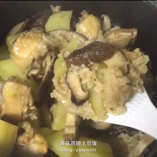 香菇 鸡中翅 土豆 饭