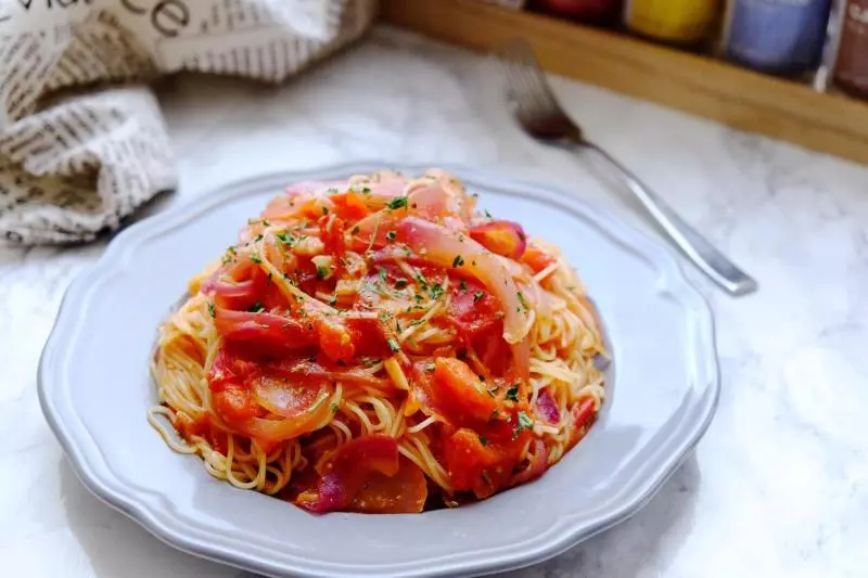 salsa spaghetti with black olives &amp; fresh basil—新鲜罗勒黑橄榄莎莎酱意面