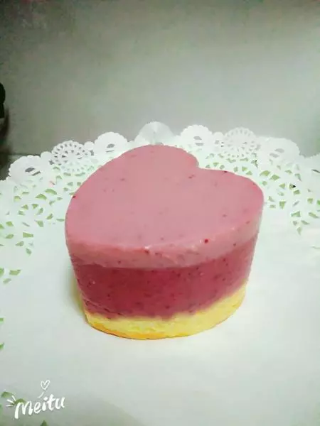 渐变草莓酸奶慕斯蛋糕