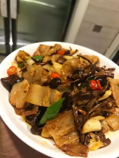 干锅茶树菇五花肉